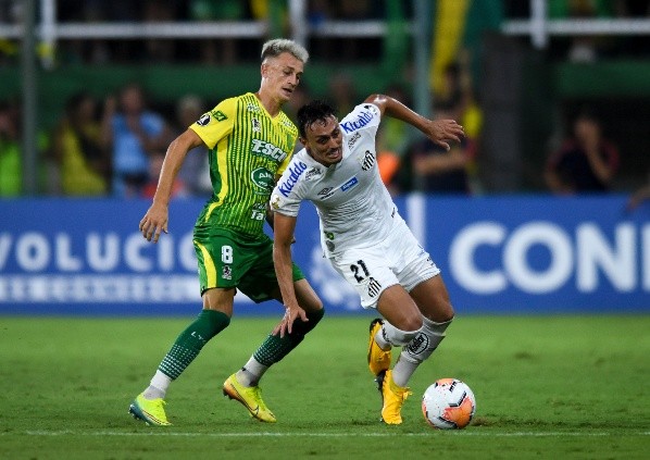 Diego Pituca, do Santos, e Guido Mainero, do Defensa y Justicia, disputam a bola. Foto: Getty Images Diego Pituca, do Santos, e Guido Mainero, do Defensa y Justicia, disputam a bola. Foto: Getty Images