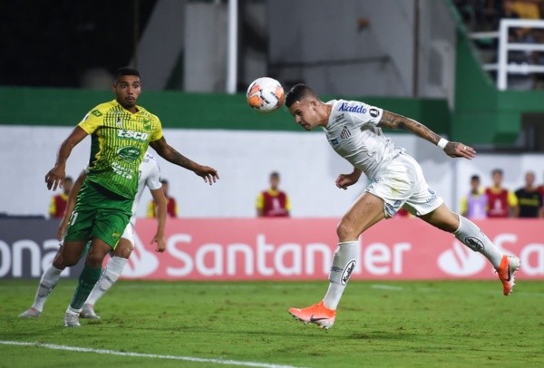 Jobson cabeceia para o gol do Defensa y Justicia. Foto: Getty Images Jobson cabeceia para o gol do Defensa y Justicia. Foto: Getty Images