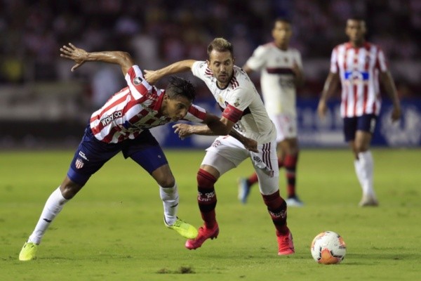 Everton Ribeiro, do Flamengo, e Gabriel Fuentes, do Junior Barranquilla, brigam pela bola. Foto: Getty Images
