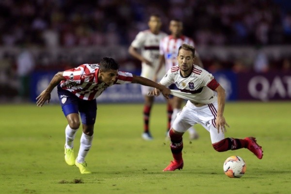 Everton Ribeiro, do Flamengo, é puxado por Gabriel Fuentes, do Junior Barranquilla. Foto: Getty Images
