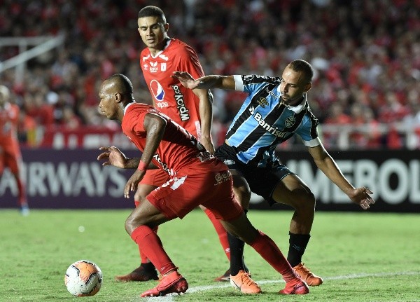 Thaciano tenta levar a melhor sobre Edwin Velasco, do América de Cali. Foto: Getty Images