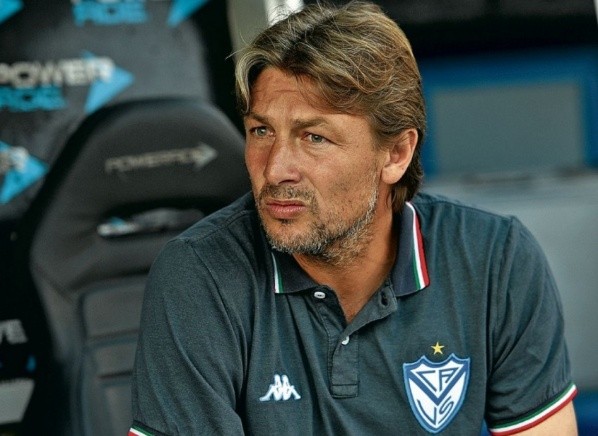 Heinze, livre no mercado, é um dos nomes analisados pelo Palmeiras. Foto: Divulgação/Vélez Sarsfield