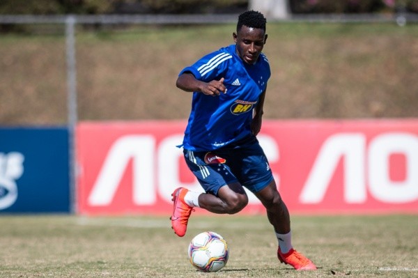 Angulo, que estava emprestado ao Cruzeiro, se aproxima do Botafogo. Foto: Bruno Haddad/Cruzeiro