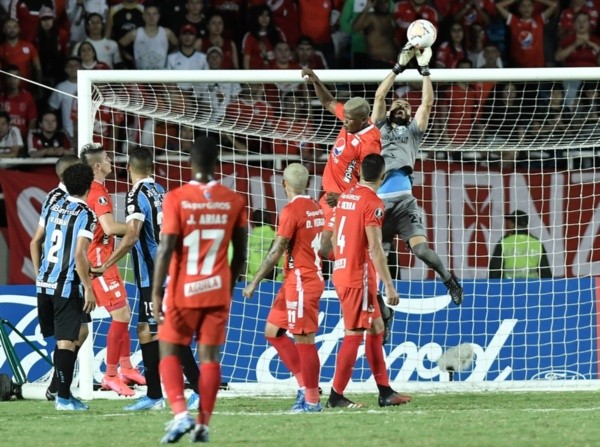 Vanderlei, do Grêmio, faz defesa contra o América de Cali. Foto: Getty Images