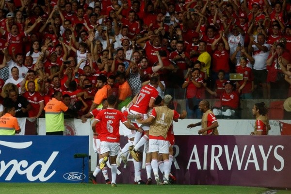 Jogadores do Internacional comemoram gol com a torcida. Foto: Getty Images