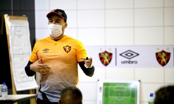 Jair Ventura conta com a manutenção do grupo. Foto: Divulgação/Sport 