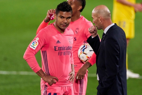 Zidane passa instruções para Casemiro. Barcelona x Real Madrid pode ser decisivo para o futuro do treinador. Foto: Getty Images Zidane passa instruções para Casemiro. Barcelona x Real Madrid pode ser decisivo para o futuro do treinador. Foto: Getty Images