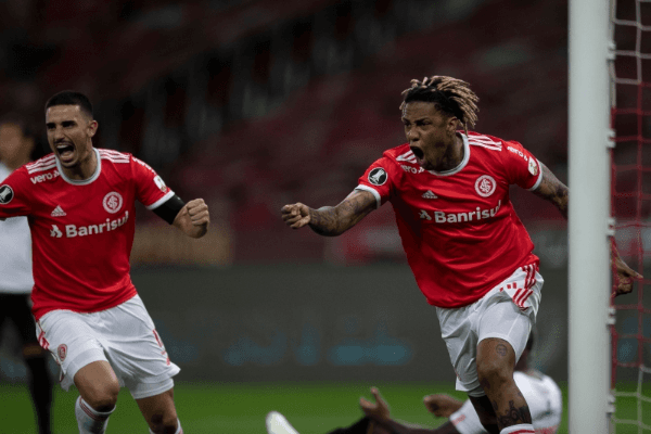 Galhardo e Abel Hernández serão titulares neste domingo. (Foto: Getty Images)