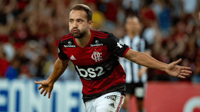 Everton Ribeiro está confirmado para a partida deste domingo. (Foto: Getty Images)