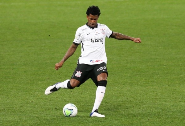 Gil, do Corinthians, mostra elegância ao chutar a bola. Foto: Getty Images