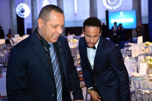 Neymar ao lado do pai — Foto: Getty Images