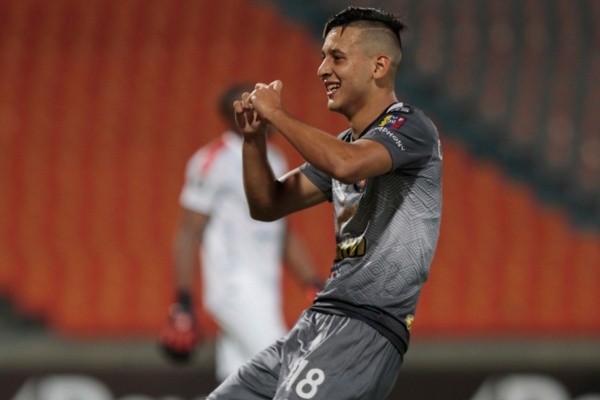 Anderson Contreras, do Caracas, faz coração com a mão após gol. Foto: Getty Images