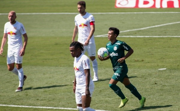 Gabriel Veron, do Palmeiras, segura a bola após gol contra o RB Bragantino. Foto: Getty Images Gabriel Veron, do Palmeiras, segura a bola após gol contra o RB Bragantino. Foto: Getty Images