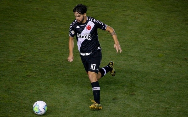 Benítez, do Vasco, corre atrás da bola. Foto: Getty Images