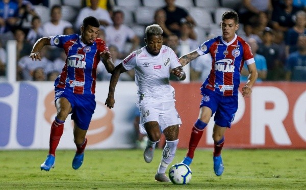 Marinho é marcado por jogadores do Bahia. Foto: Getty Images
