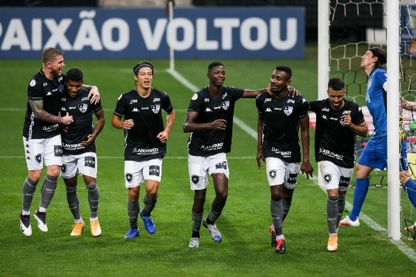 Equipe do Botafogo comemorando gol contra o Corinthians. (Foto: Getty Images)