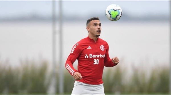 William Pottker se aproxima do Cruzeiro. Foto: Ricardo Duarte/Inter/Divulgação
