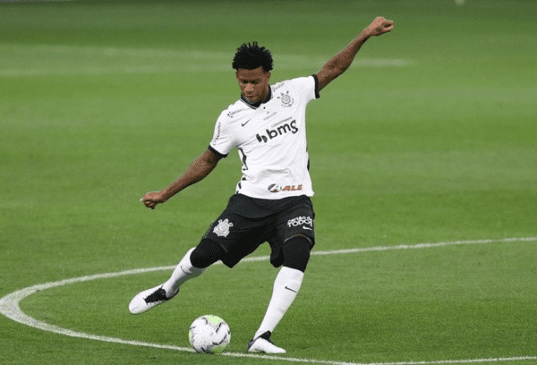 Gil quer parar o ataque Colorado. (Foto: Getty Images)