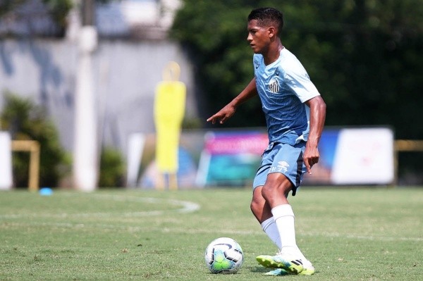 Ângelo em ação pelo Santos — Foto: Pedro Ernesto Guerra Azevedo/Santos FC