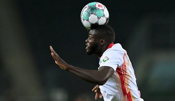 Dayot Upamecano, do RB Leipzig, cabeceia a bola. Foto: Getty Images