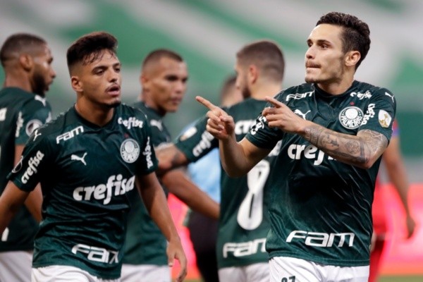 Raphael Veiga, do Palmeiras, comemora gol com os companheiros. Foto: Getty Images