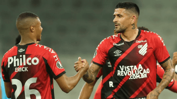Erick e Lucho em campo pelo Furacão. (Foto: Getty Images)