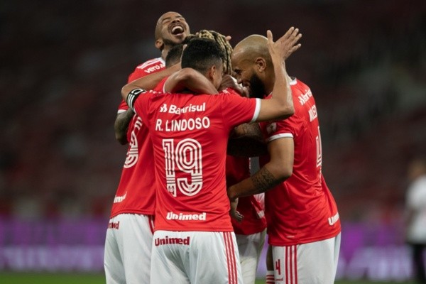 Jogadores do Internacional se abraçam após gol. Foto: Getty Images