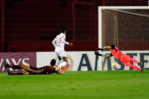 Brenner marca gol contra o Lanús. Foto: Getty Images