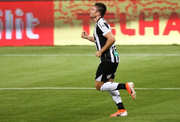 Eduardo Brock, do Ceará, vibra no gramado. Foto: Getty Images