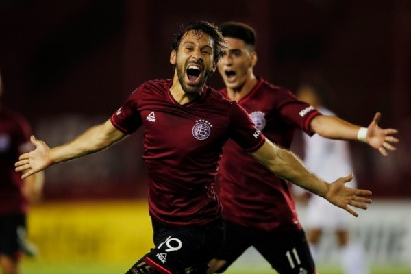 Facundo Quignon comemora gol do Lanús. Foto: Getty Images