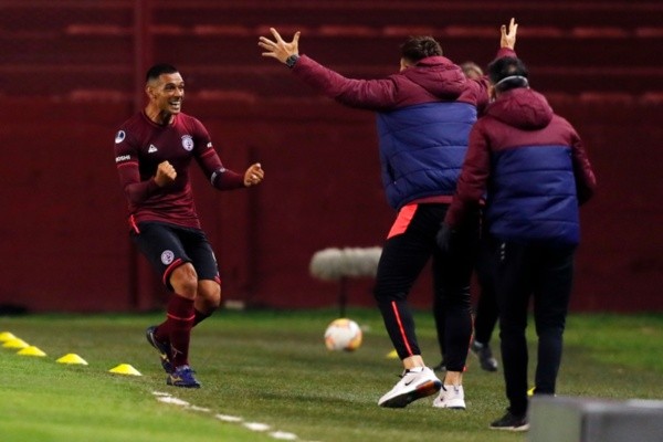 Elenco do Lanús comemora gol contra o São Paulo. Foto: Getty Images