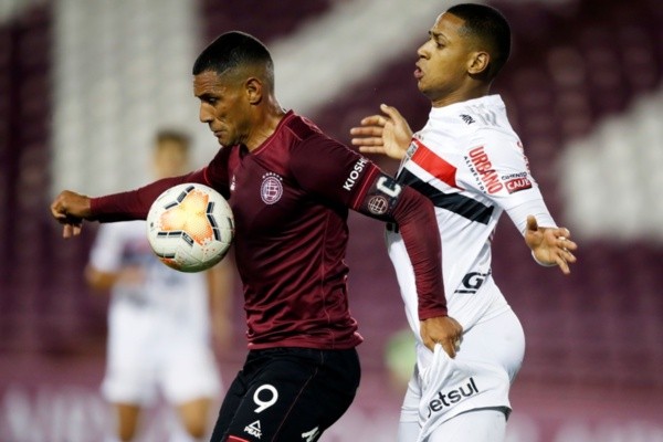 José Sand, do Lanús, e Bruno Alves, do São Paulo, disputam a posse de bola. Foto: Getty Images