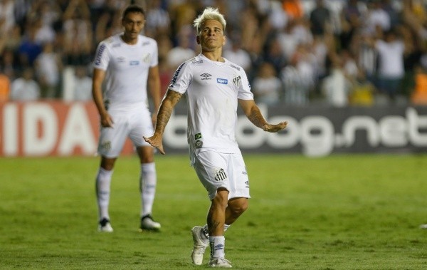 Soteldo faz gesto de 'calma' em partida do Santos. Foto: Getty Images