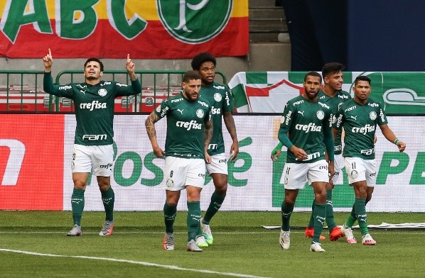 Palmeiras comemorando gol na vitória sobre o Atlético-MG. (Foto: Getty Images)