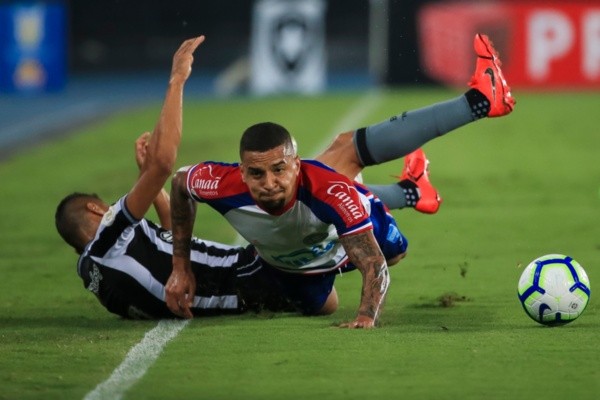 Gregore, do Bahia, cai no gramado. Foto: Getty Images Gregore, do Bahia, cai no gramado. Foto: Getty Images