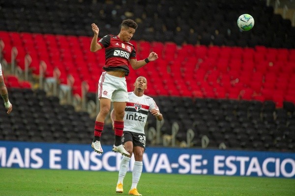 João Gomes em ação contra o SPFC — Foto: Alexandre Vidal / Flamengo
