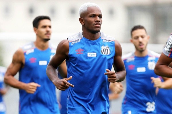 Renyer treinando no Peixão — Foto: Pedro Ernesto Guerra Azevedo/Santos FC
