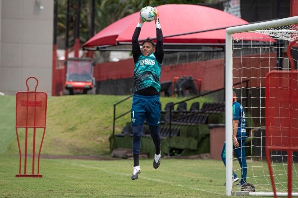 Diego Alves treinando no Ninho do Urubu — Foto: Alexandre Vidal / Flamengo