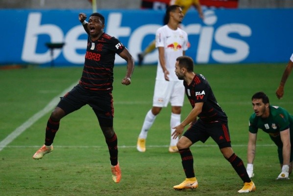 Lincoln comemorando gol pelo Rubro-Negro — Foto: Getty Images Lincoln comemorando gol pelo Rubro-Negro — Foto: Getty Images