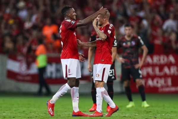 Edenilson e D'Alessandro celebram gol. Foto: Getty Images