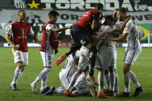 Comemoração dos jogadores do Santos na Vila Belmiro. Foto: Getty Images Comemoração dos jogadores do Santos na Vila Belmiro. Foto: Getty Images