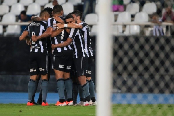 Jogadores do Botafogo se abraçam após gol pelo Brasileirão. Foto: Getty Images