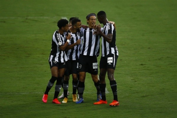 Comemoração de jogadores do Botafogo. Foto: Getty Images