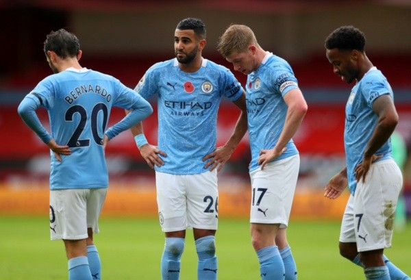 Elenco do Manchester City durante jogo da Premier League
