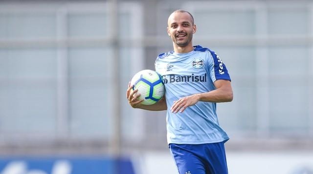 Meia será novamente titular - Foto: Lucas Uebel/Grêmio.