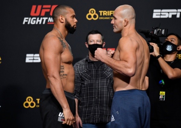 Thiago Marreta (esq) e Glover Teixeira (dir) frente a frente 