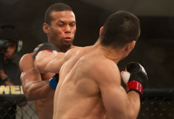 Thiago Marreta em luta contra Pedro Iriê. Foto: Getty Images