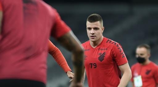 Kayzer fez o gol da vitória no final da partida -  Foto: Divulgação/Athletico.