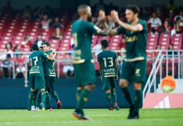 América-MG em campo no estádio do Morumbi. (Foto: Getty Images).