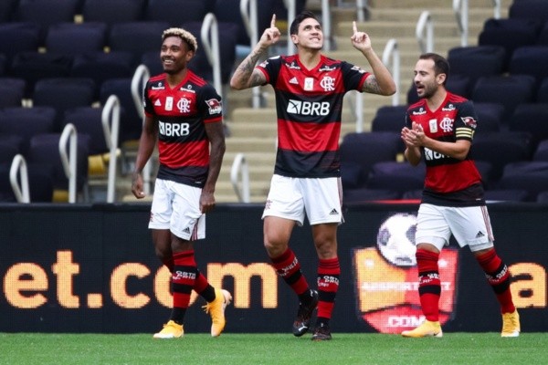 Vitinho, Pedro e Everton Ribeiro comemoram gol do Flamengo. Foto: Getty Images